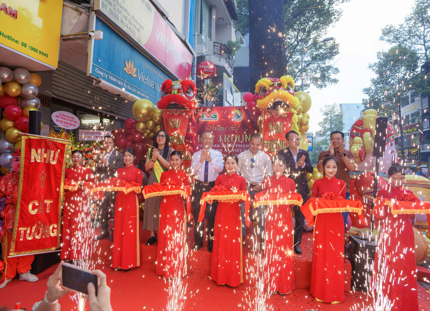 Hân hoan sự kiện khai trương cửa hàng Đông Trùng Hạ Thảo