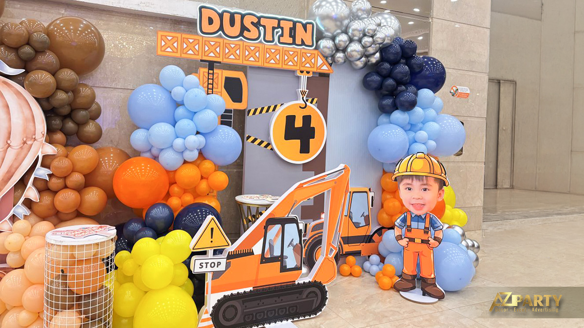 Backdrop sinh nhật chủ đề xe cẩu xây dựng cho bé trai Dustin 4 tuổi
