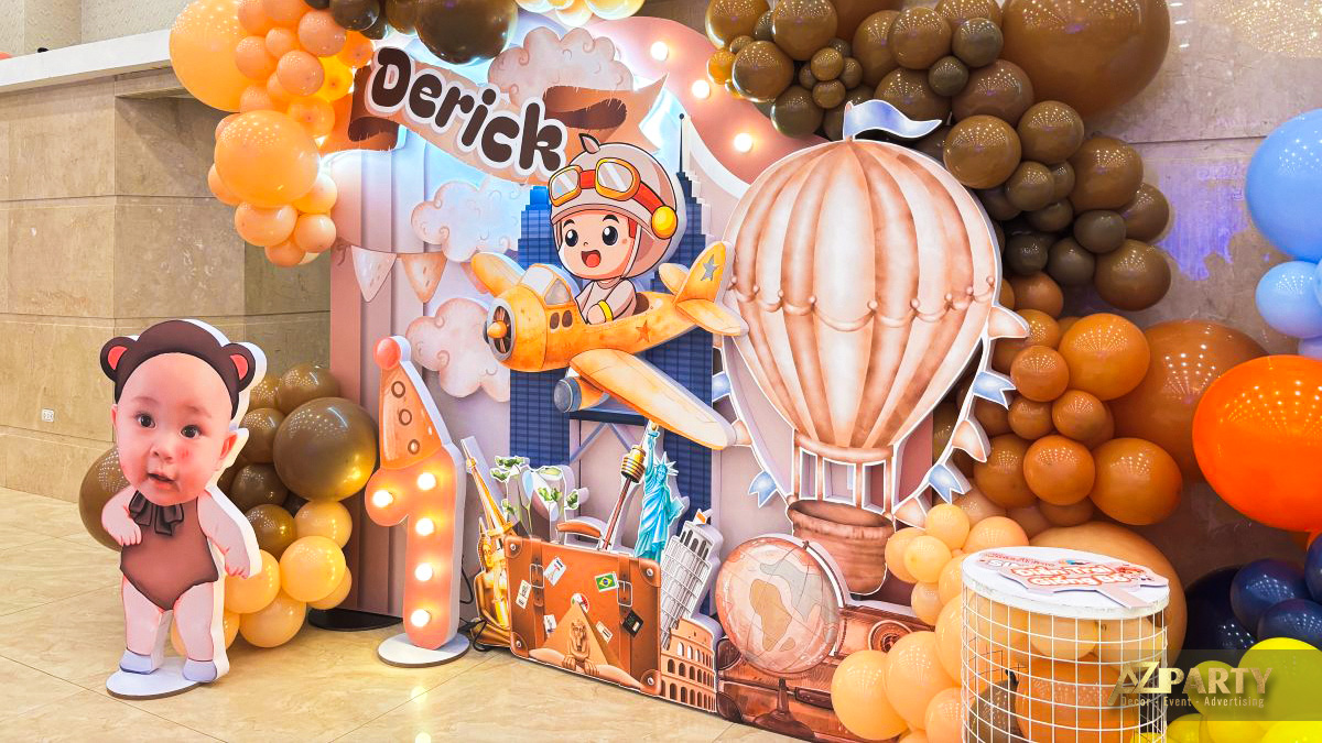 Backdrop sinh nhật chủ đề phi công và khinh khí cầu cho bé Derick 1 tuổi