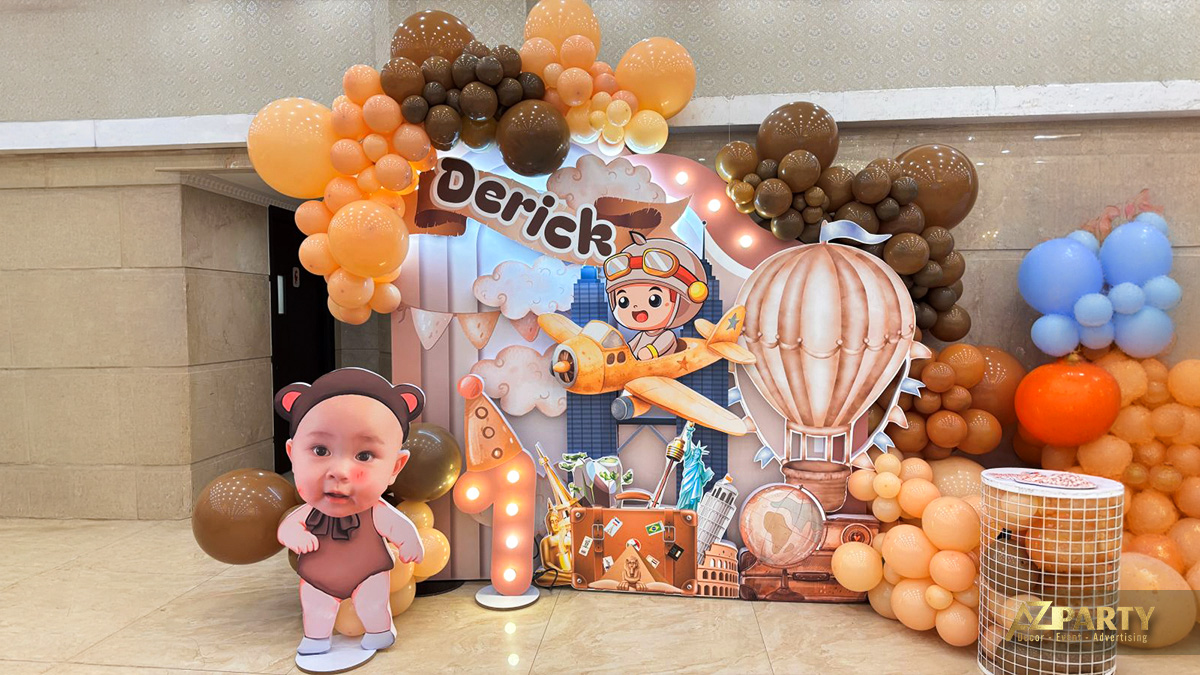 Mô hình chibi bé Derick và vali du lịch trong tiệc sinh nhật chủ đề phi công