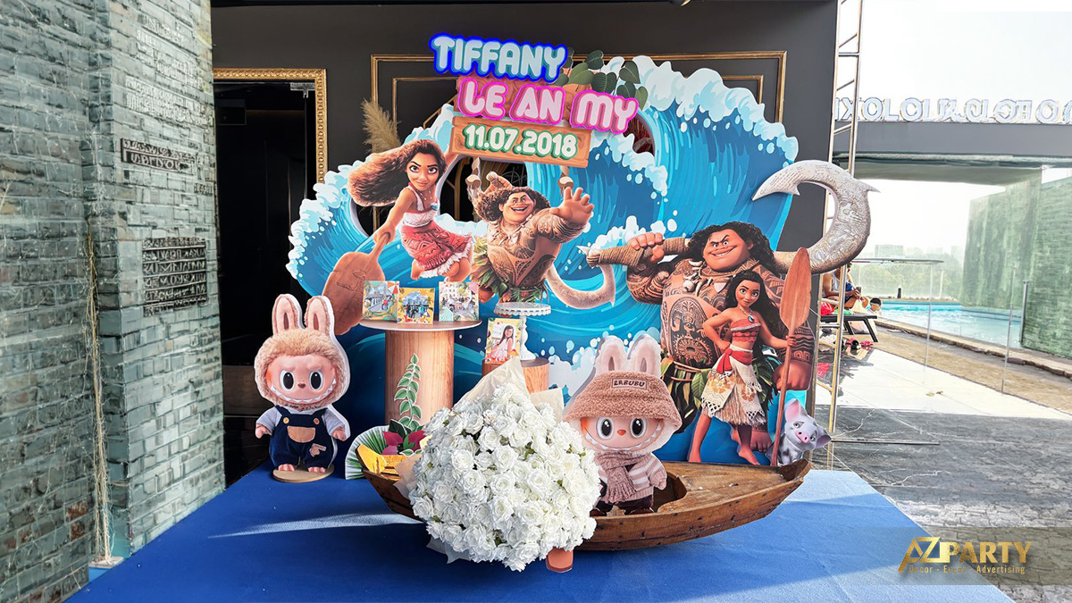 Gia đình cùng nhau chụp ảnh lưu niệm tại phông nền sinh nhật chủ đề Moana của bé Tiffany