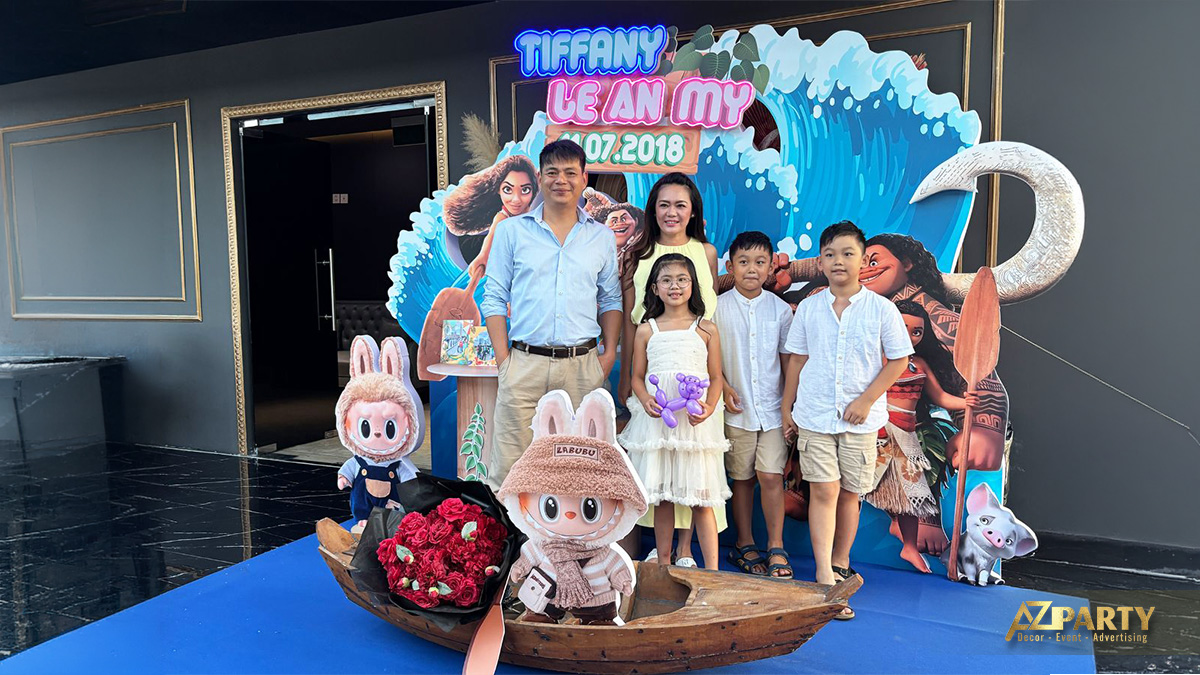 Bé Tiffany tạo dáng dễ thương cùng ba mẹ tại không gian tiệc sinh nhật ngập tràn niềm vui