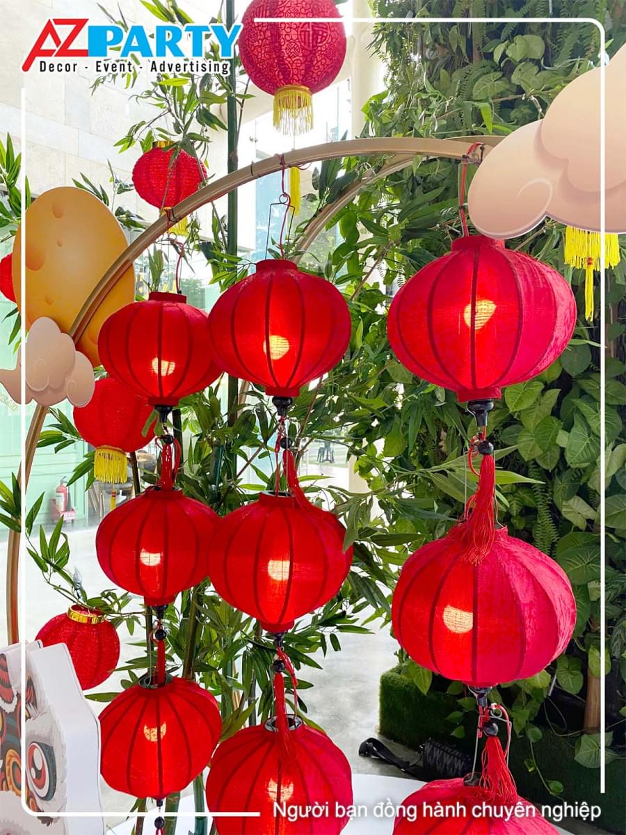 Lồng đèn đỏ nổi bật trong tiểu cảnh trang trí Trung thu tại chung cư Oxygen Building