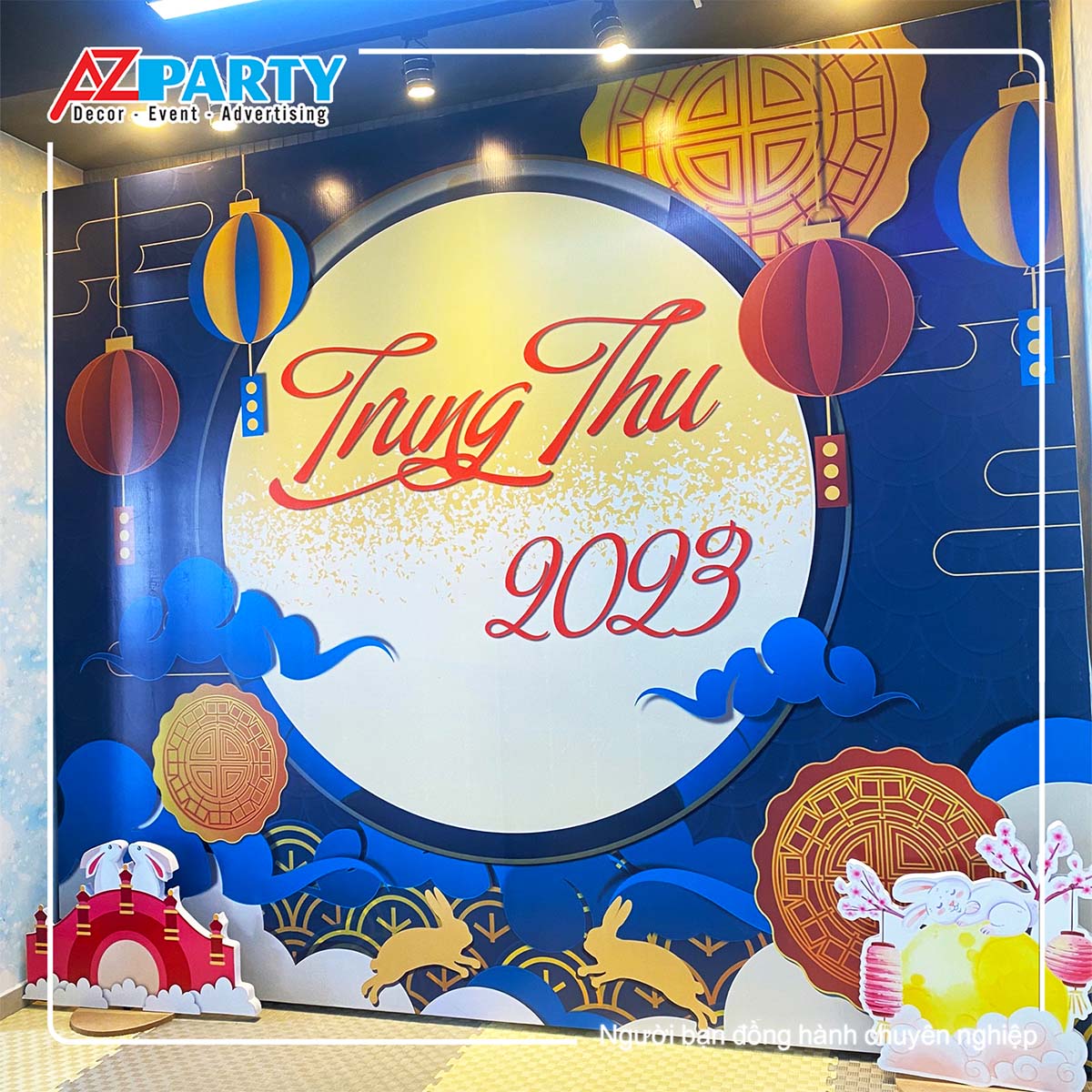 Lồng đèn trang trí tạo điểm nhấn nổi bật cho backdrop Trung Thu tại DoreKids – AZparty thực hiện