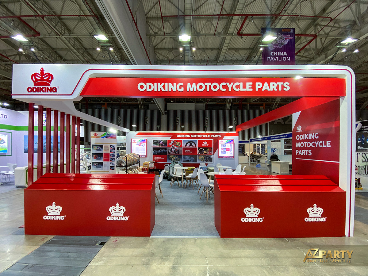 Cận cảnh quầy lễ tân trưng bày màu đỏ ấn tượng với logo vương miện của thương hiệu Odiking