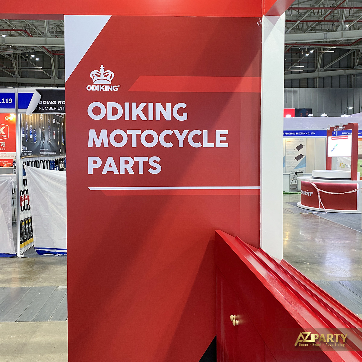 Cận cảnh chi tiết bảng hiệu Odiking Motorcycle Parts trên nền vách đỏ của gian hàng