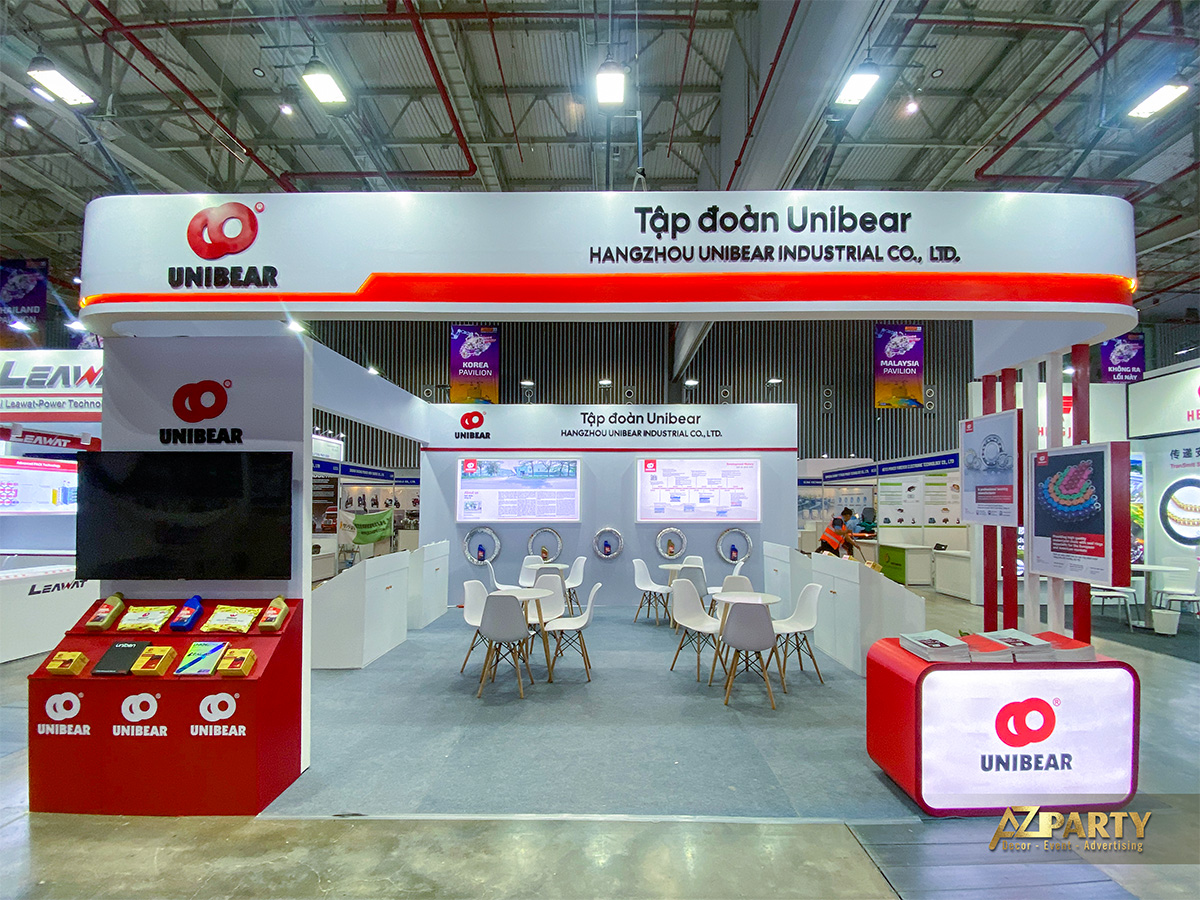 Mặt tiền gian hàng triển lãm Unibear với logo nổi bật và màn hình LED lớn thu hút khách
