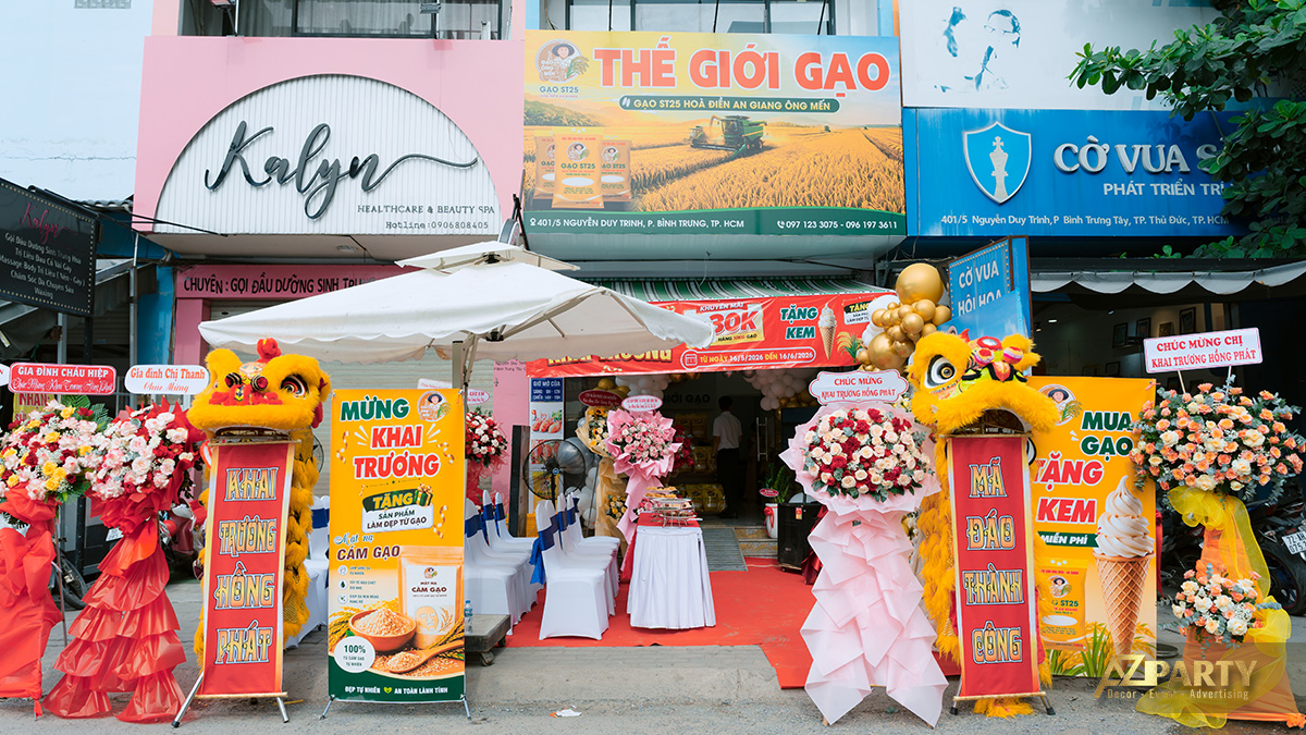 Mặt tiền cửa hàng Thế Giới Gạo tại 401/5 Nguyễn Duy Trinh với 2 lân vàng và hoa chúc mừng ngày khai trương