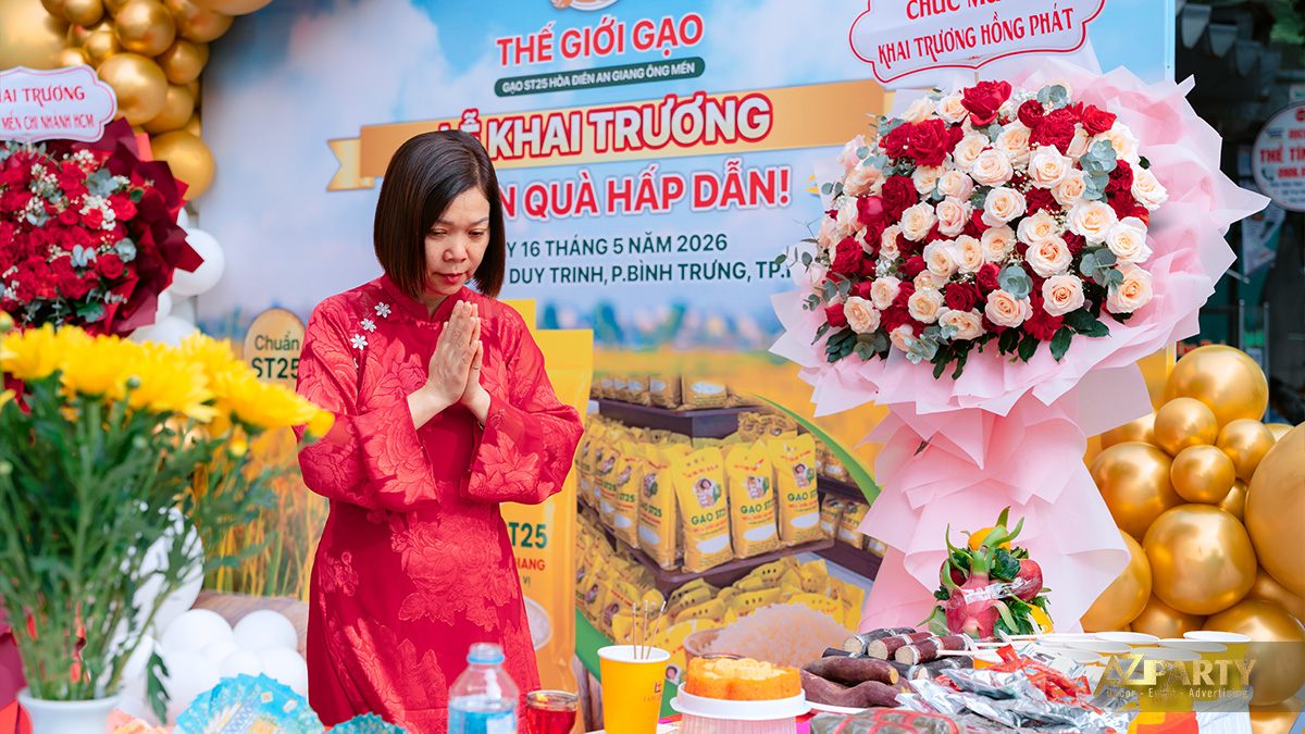 Chủ cửa hàng Thế Giới Gạo mặc áo dài đỏ thành tâm thực hiện nghi lễ cúng khai trương