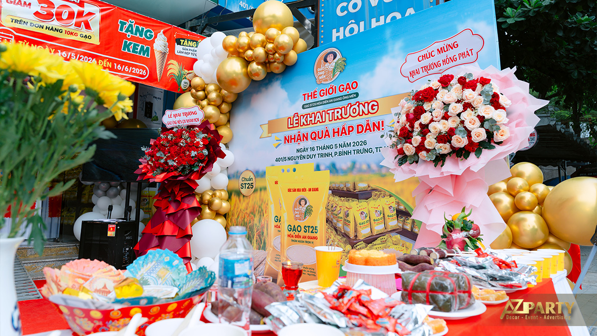 Mâm cúng khai trương cửa hàng Thế Giới Gạo với đầy đủ lễ vật truyền thống