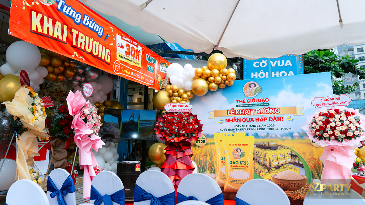 Toàn cảnh không gian sân khấu lễ khai trương Thế Giới Gạo với banner Tưng Bừng Khai Trương và ghế khách mời
