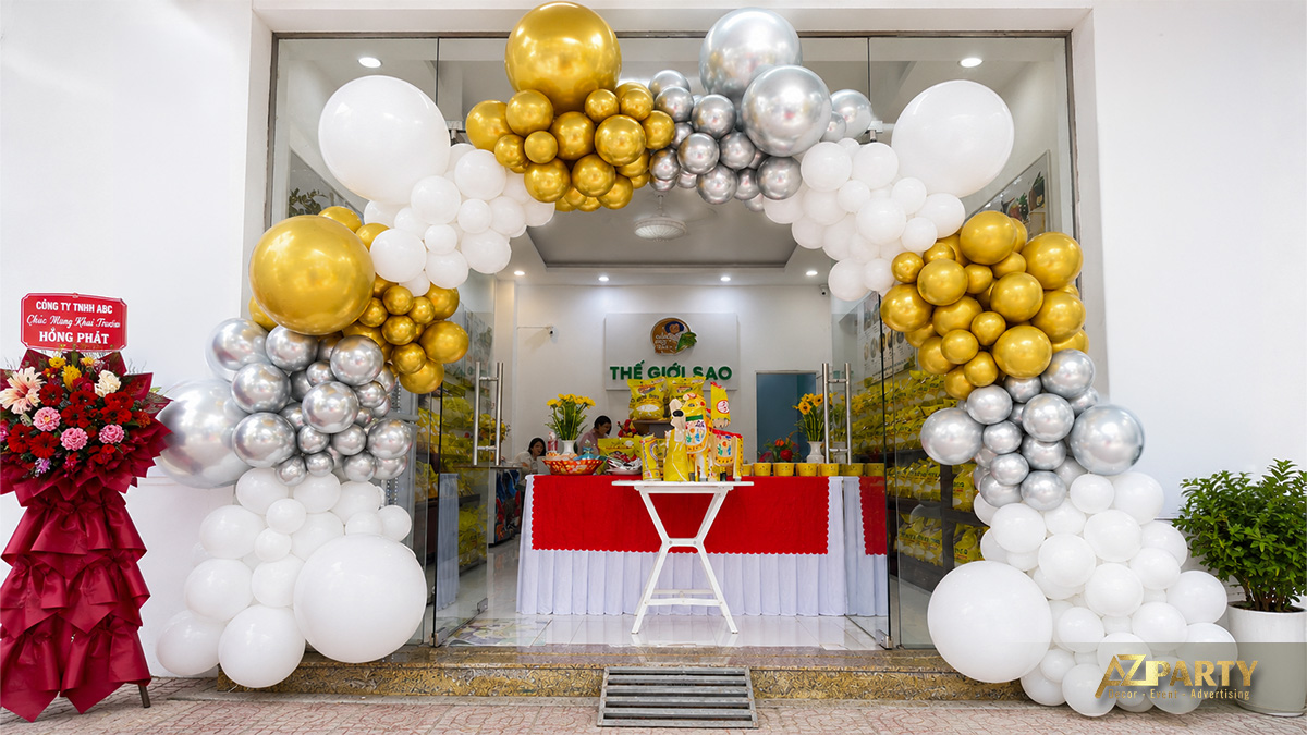 Cổng chào bong bóng vàng bạc trắng trang trí mặt tiền cửa hàng khai trương do AZparty thi công