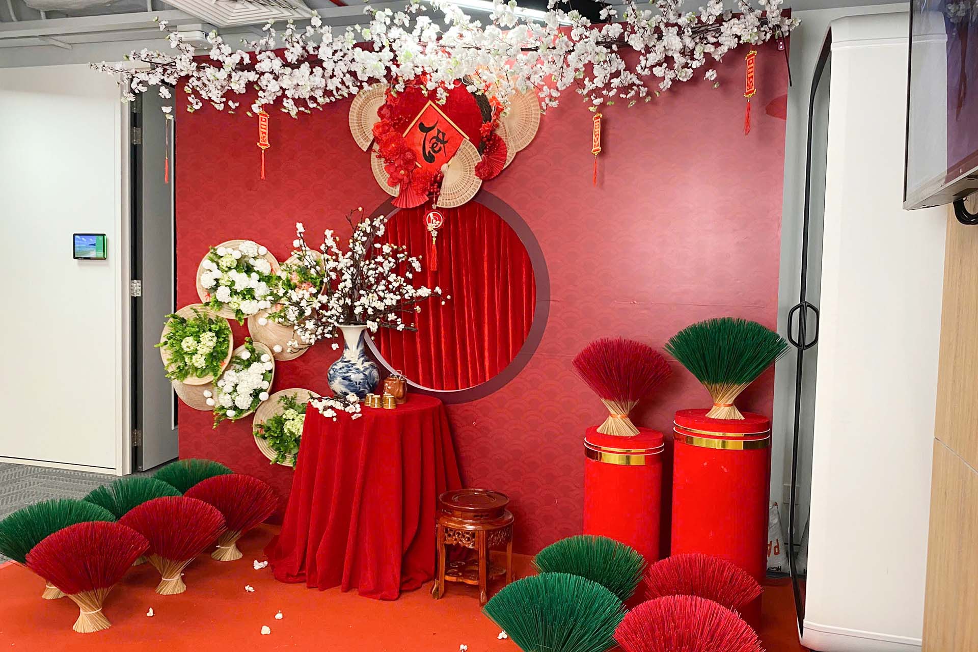 Ý Tưởng Trang Trí Tết Cổ Truyền Thanh Lịch Nhẹ Nhàng - Góc Check In Tinh Tế Cho Mọi Không Gian