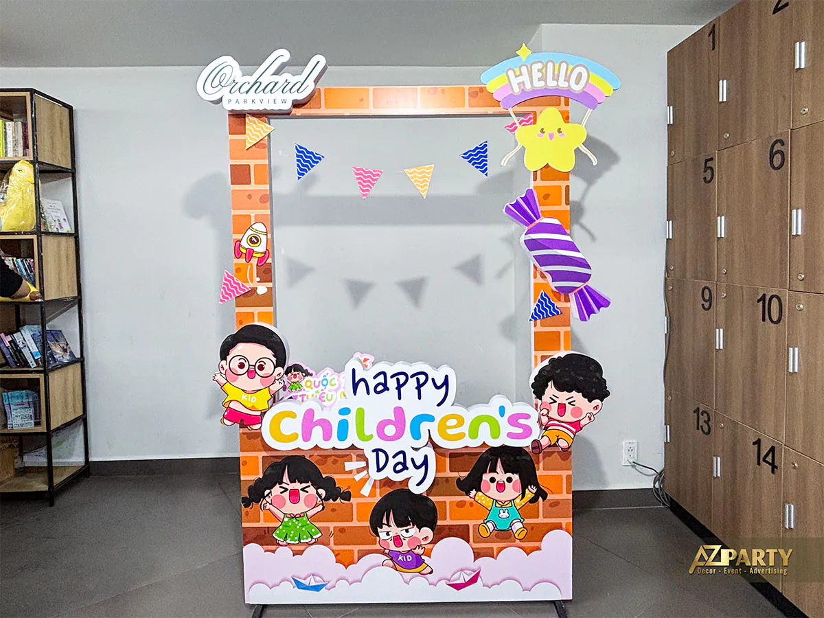 Đông đảo em nhỏ háo hức chờ đón tiết mục biểu diễn ngày hội Dạo chơi miền tuổi thơ