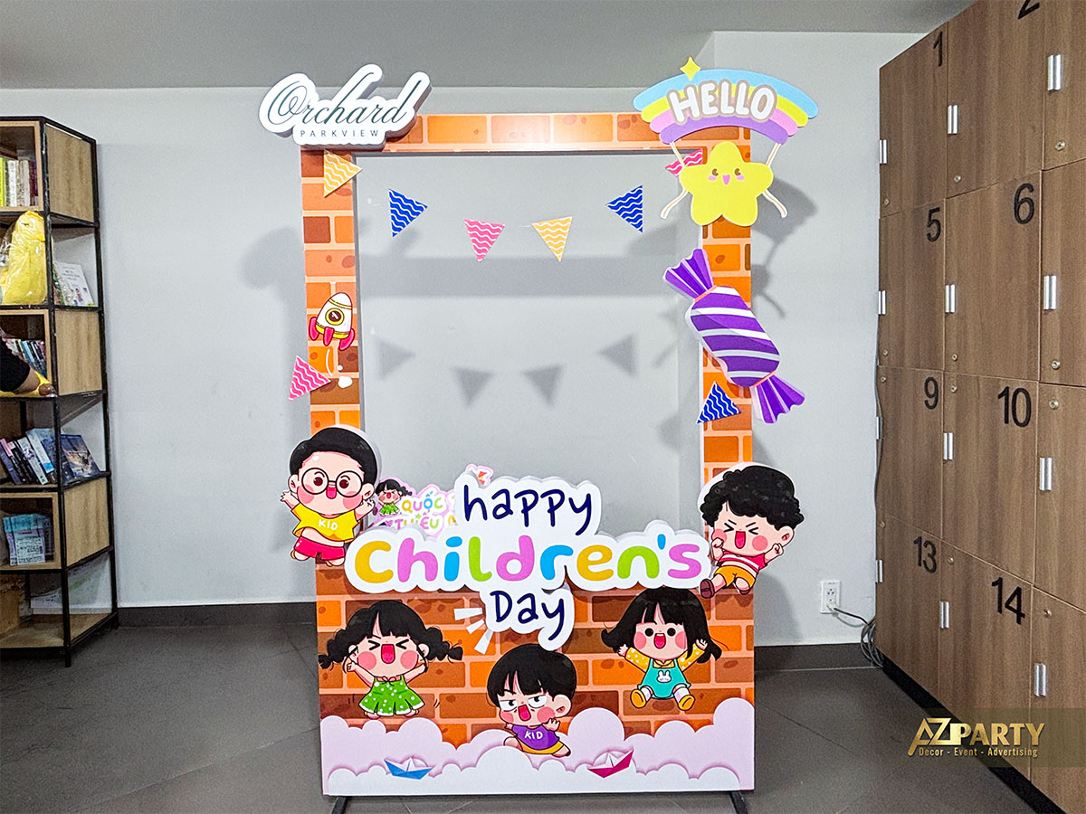 Đông đảo em nhỏ háo hức chờ đón tiết mục biểu diễn ngày hội Dạo chơi miền tuổi thơ