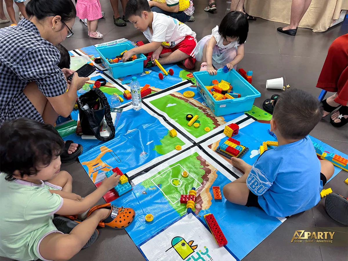 Trẻ em say sưa lắp ráp đồ chơi LEGO trên thảm tại chung cư Orchard Parkview