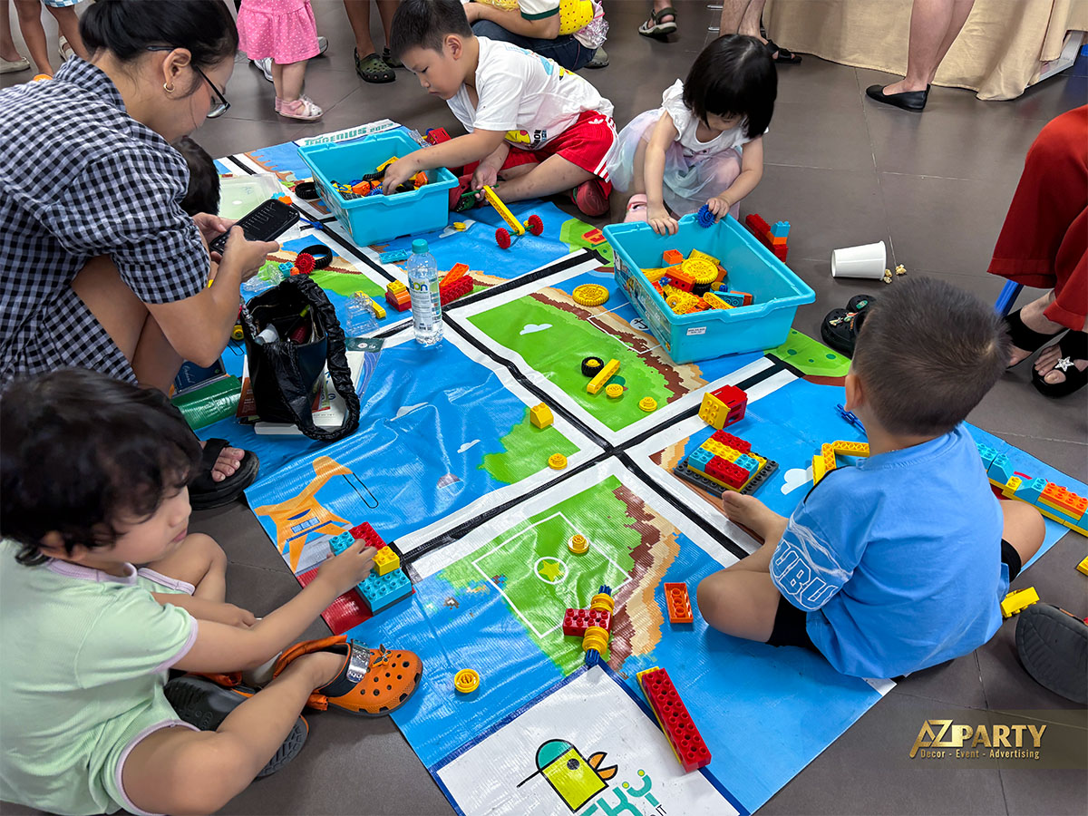 Trẻ em say sưa lắp ráp đồ chơi LEGO trên thảm tại chung cư Orchard Parkview