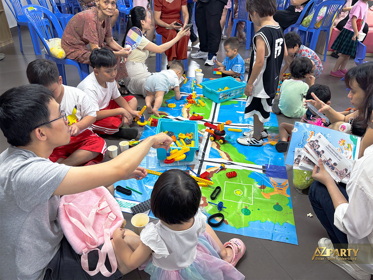 Phụ huynh cùng các con tham gia góc vui chơi xếp hình nhân ngày hội thiếu nhi
