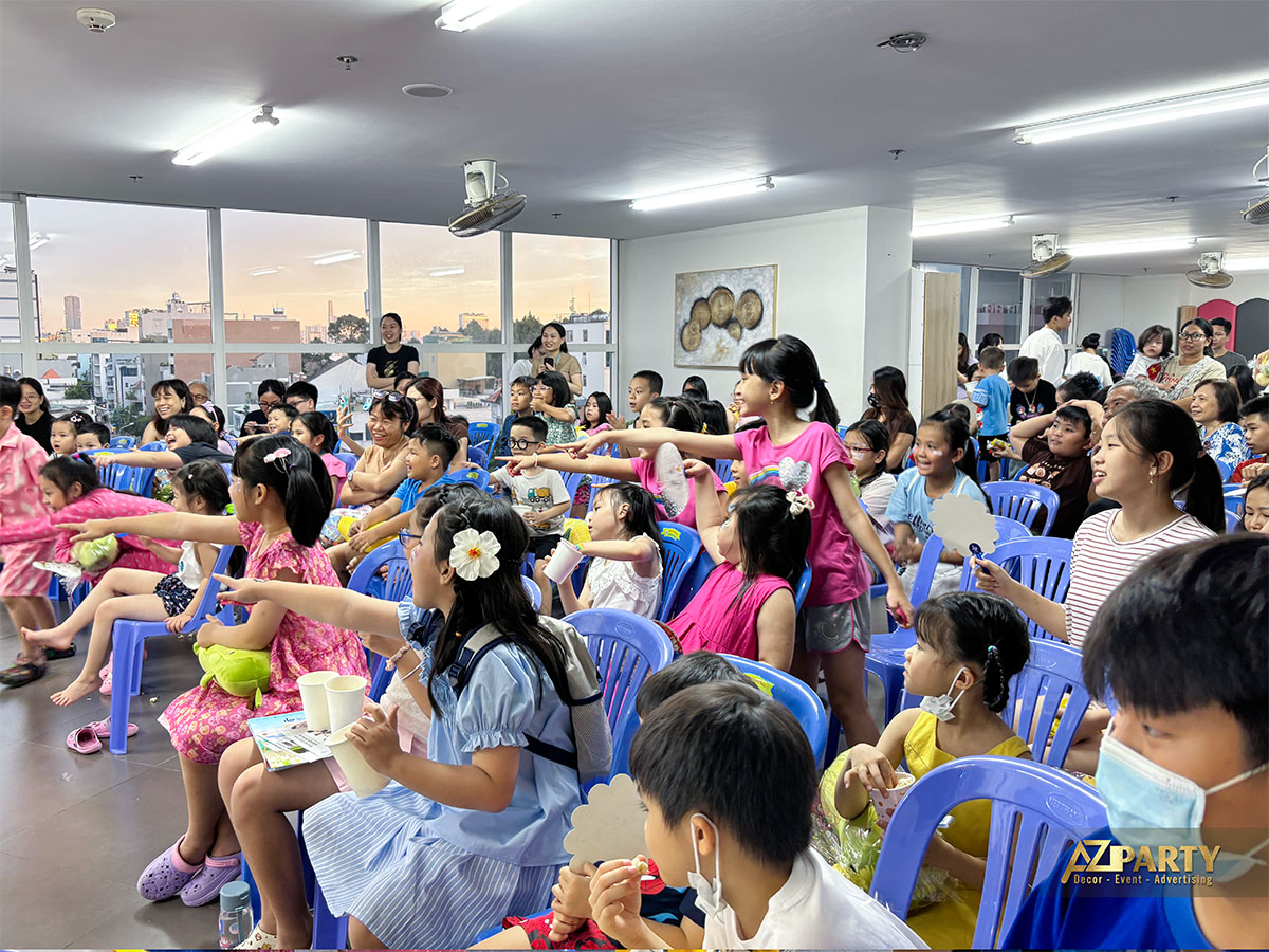 Không khí nhộn nhịp dưới khán đài khi xem xiếc chú hề dịp Quốc tế Thiếu nhi
