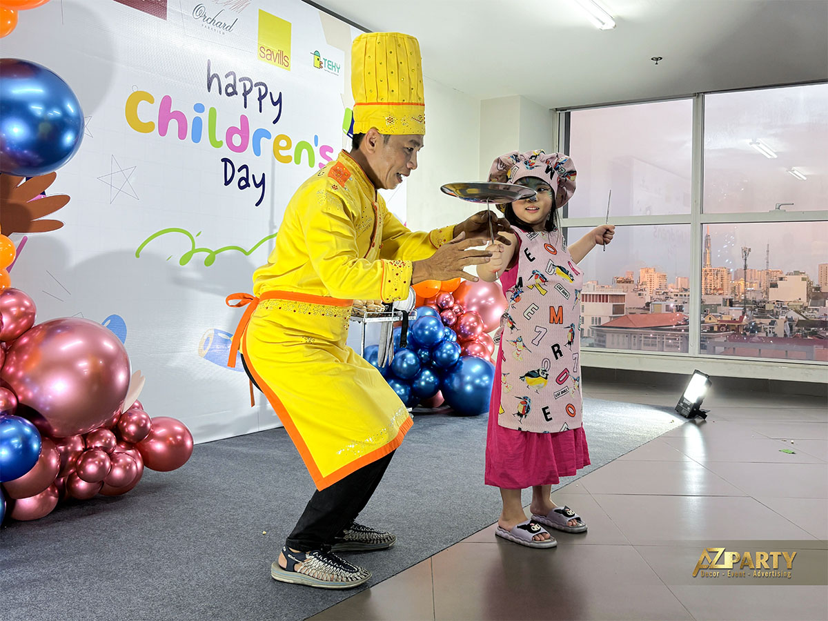 Ảo thuật gia hướng dẫn bé gái thực hiện màn xiếc đĩa xoay đầy thú vị