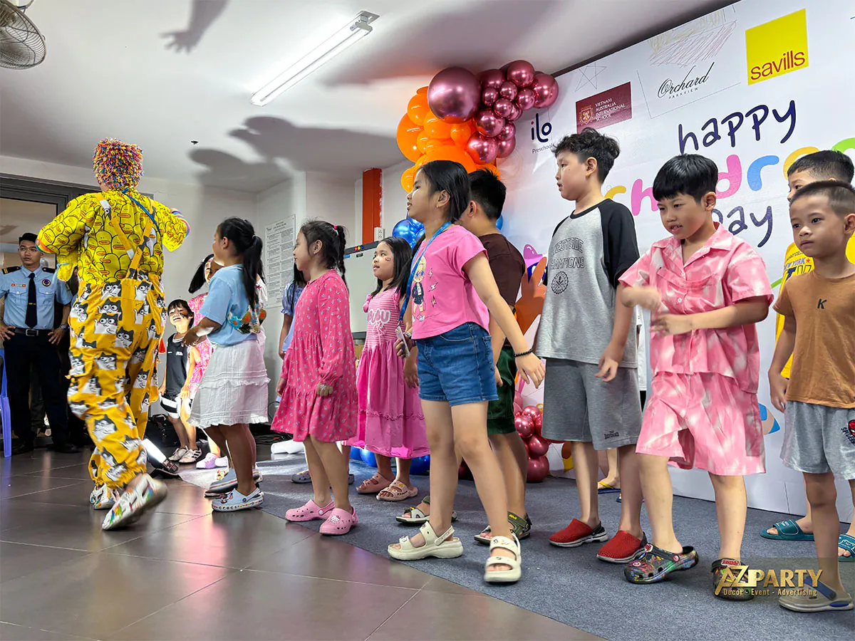 Các em nhỏ xếp hàng tham gia trò chơi tương tác cùng chú hề vui nhộn