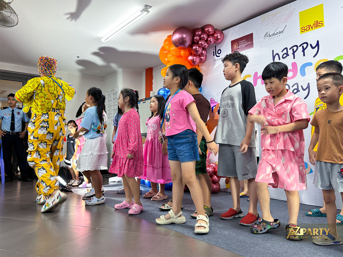 Các em nhỏ xếp hàng tham gia trò chơi tương tác cùng chú hề vui nhộn