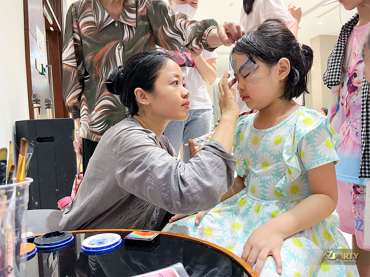 Nghệ nhân vẽ mặt nghệ thuật face painting cho bé gái tại sự kiện Tết Thiếu Nhi