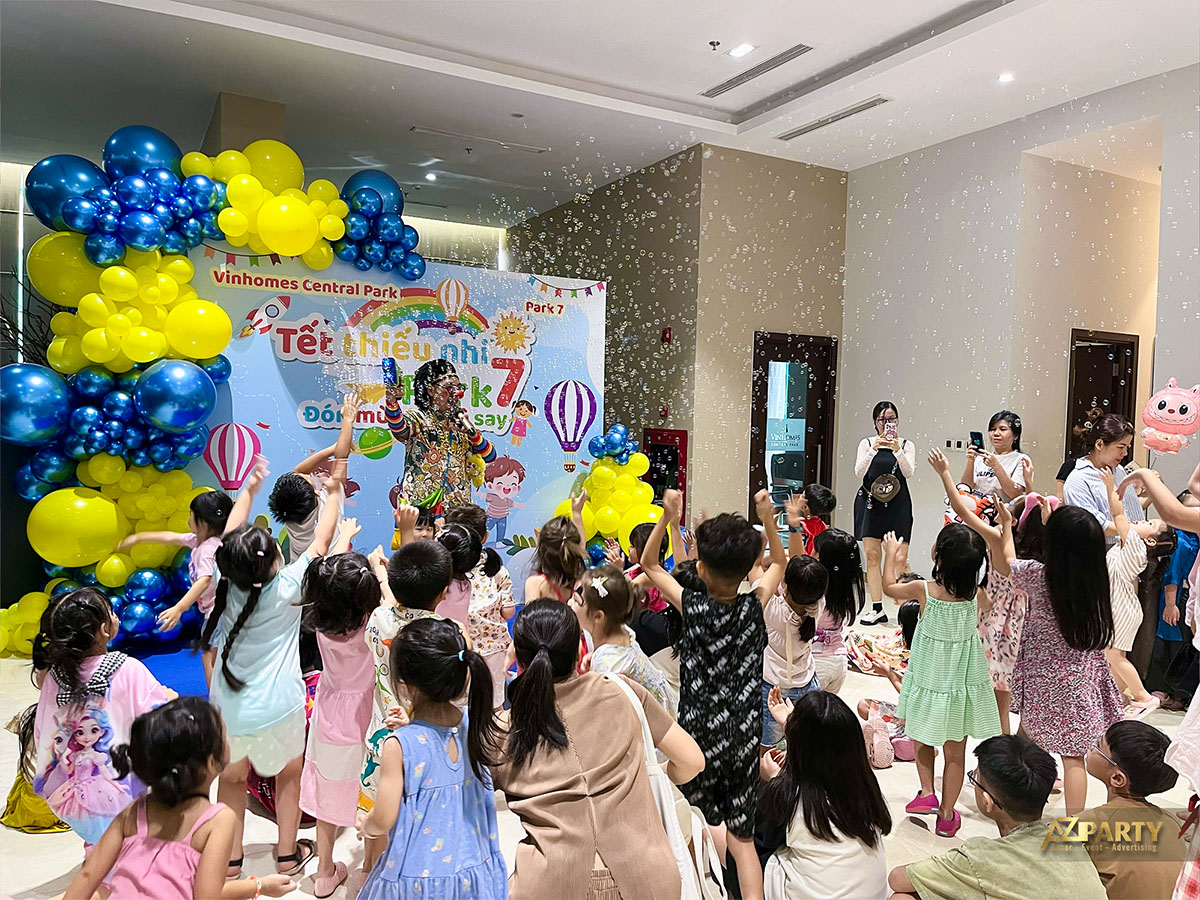 Chú hề thổi bong bóng xà phòng khổng lồ biểu diễn cho các bé tại Park 7