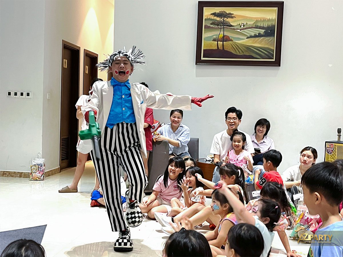 Chú hề biểu diễn với đạo cụ vui nhộn mang lại tiếng cười cho các bé 1/6