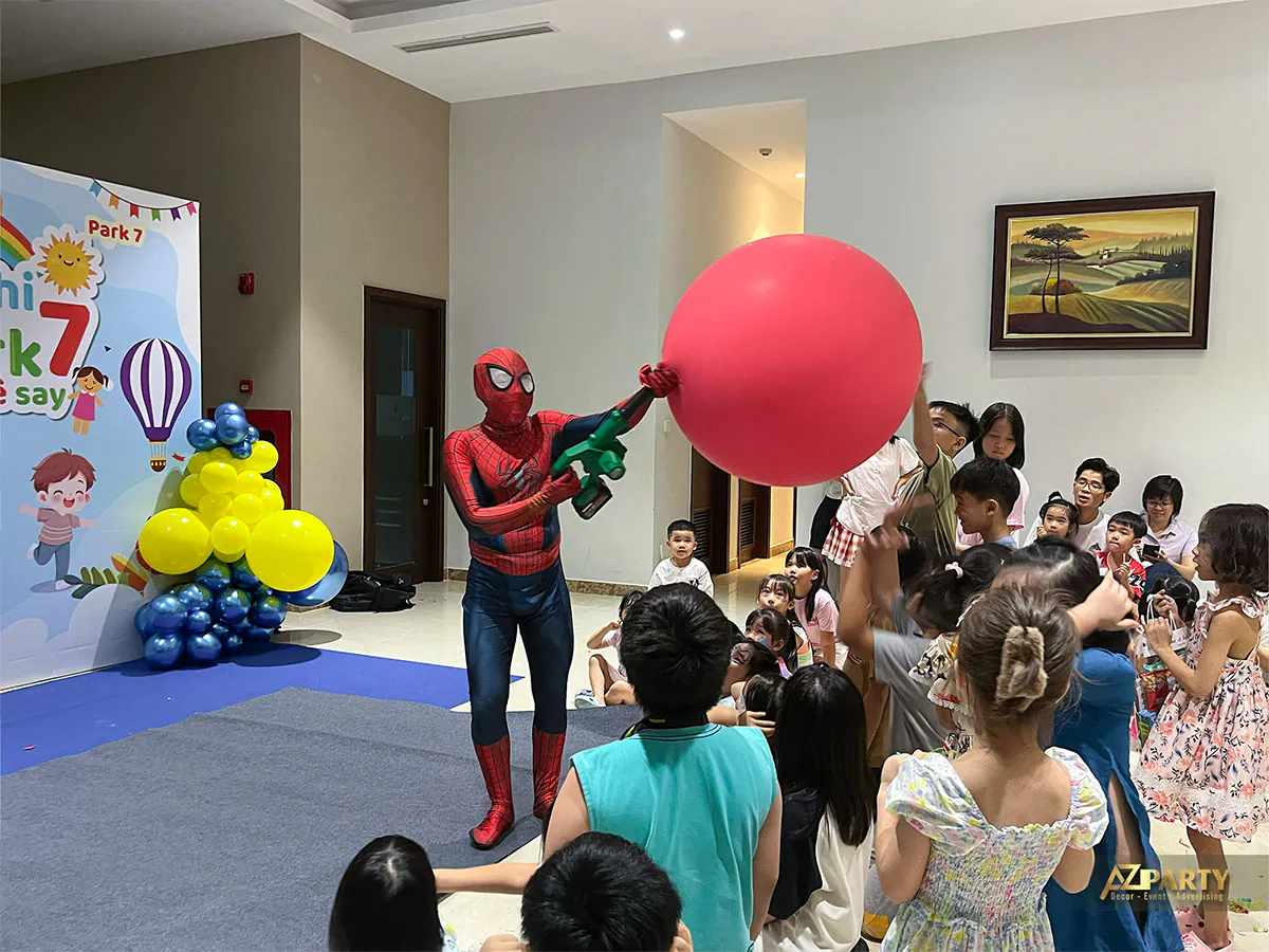 Người nhện biểu diễn thổi bóng khổng lồ thu hút sự chú ý của các bé