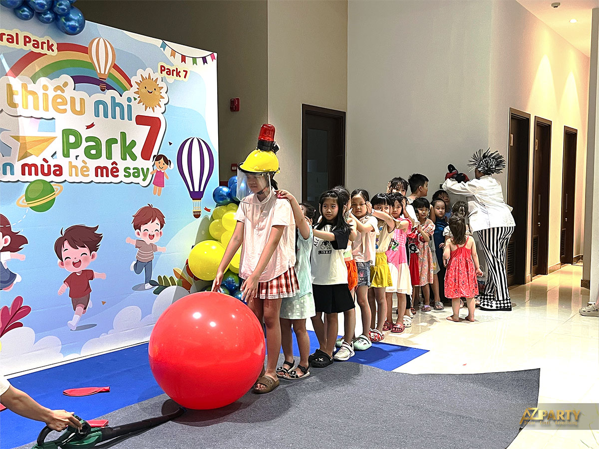 Trò chơi vận động cùng bóng khổng lồ trong ngày hội Quốc tế Thiếu nhi Park 7