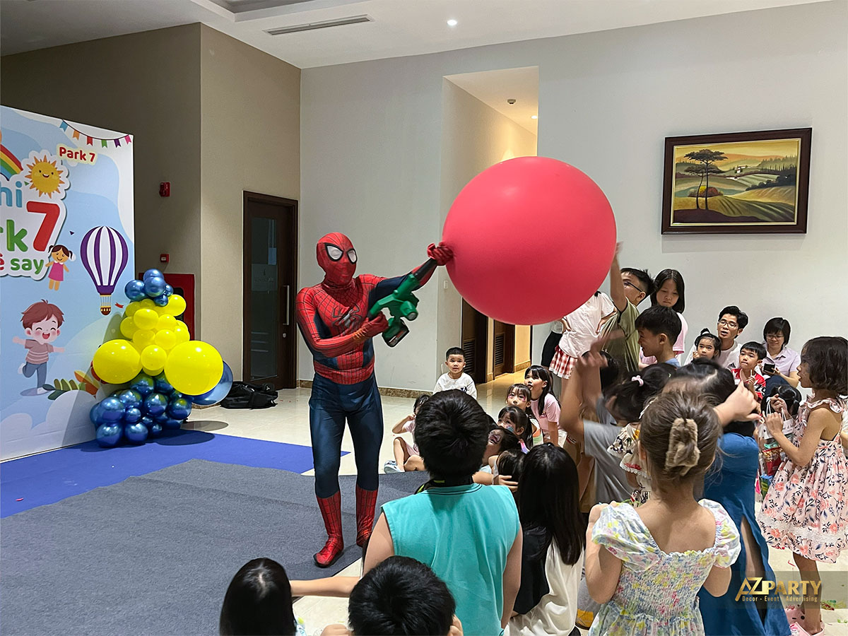 Người nhện biểu diễn thổi bóng khổng lồ thu hút sự chú ý của các bé