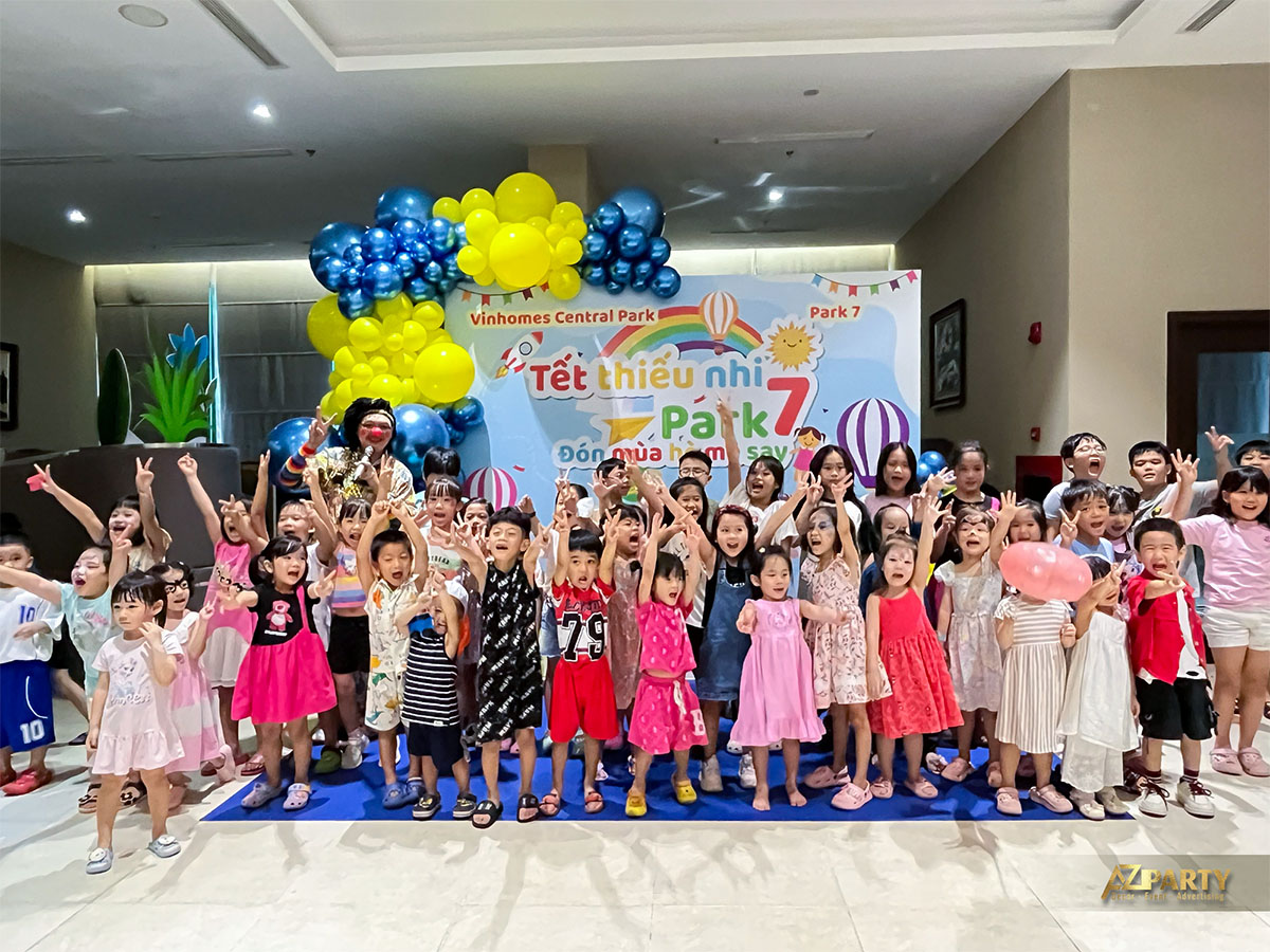 Chú hề chụp ảnh lưu niệm cùng đông đảo các bé tham gia ngày hội 1/6