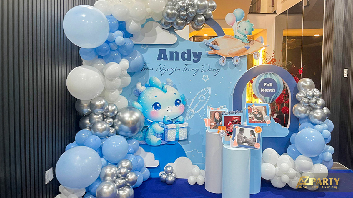Góc trang trí bong bóng nghệ thuật và hoa tươi trong tiệc thôi nôi bé Andy
