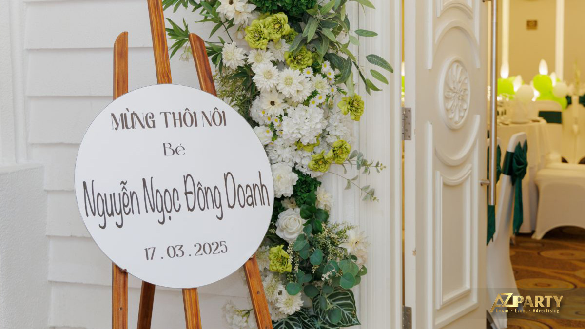 Backdrop tiệc thôi nôi nổi bật với tên bé Biển và Đông Danh
