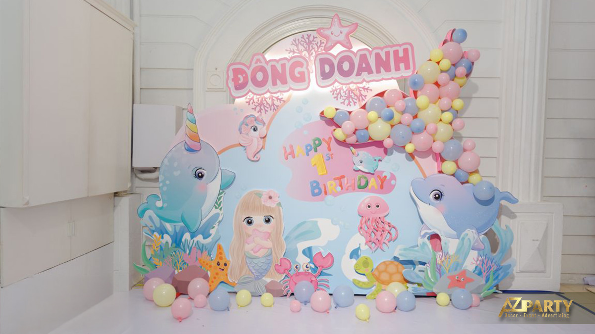 Bàn gallery trang trí tiệc thôi nôi ngập tràn phụ kiện dễ thương