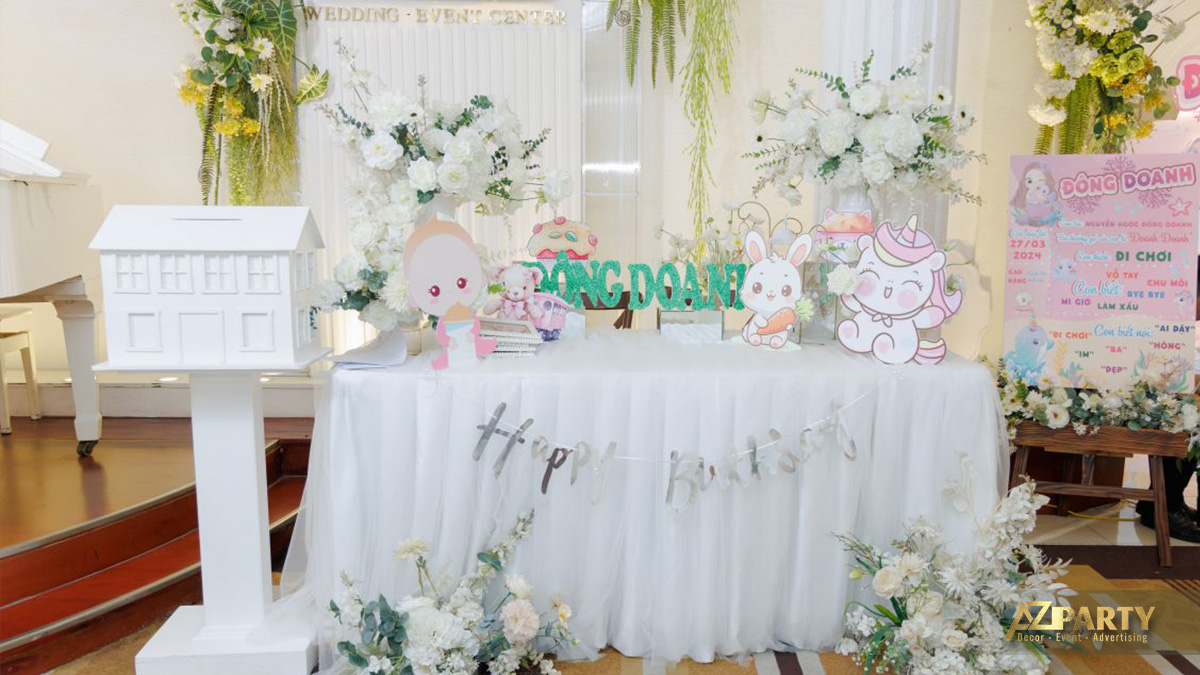 Khung ảnh lưu niệm của bé Biển và Đông Danh trên bàn gallery