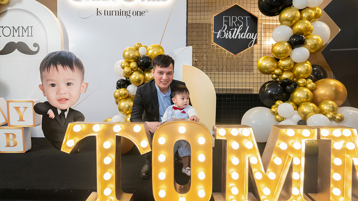 Backdrop trang trí tiệc thôi nôi chủ đề Nhóc Trùm cực ngầu cho bé Tommi