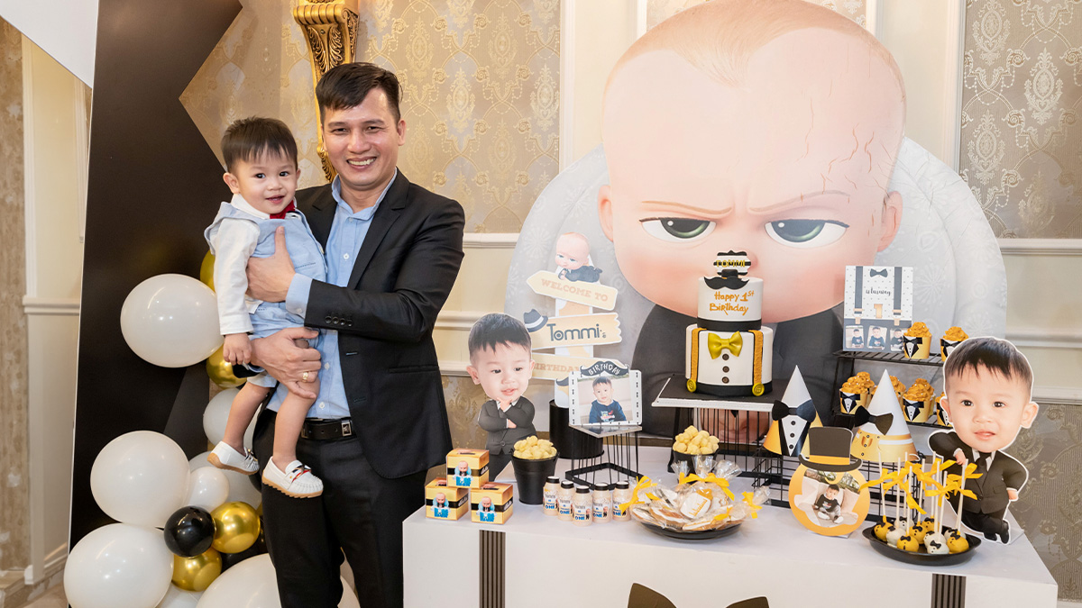Trang trí bong bóng nghệ thuật nổi bật tại tiệc thôi nôi chủ đề Boss Baby