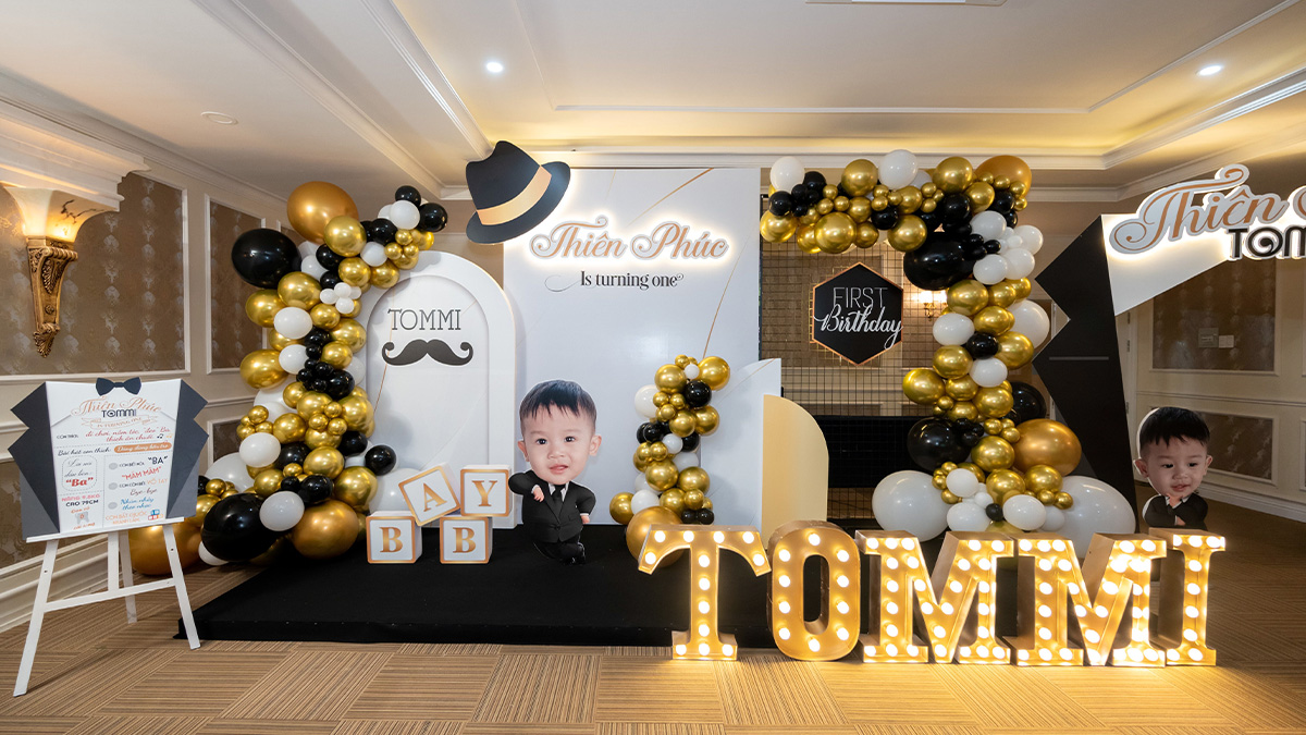 Chi tiết phụ kiện trang trí trên bàn gallery tiệc thôi nôi bé Tommi