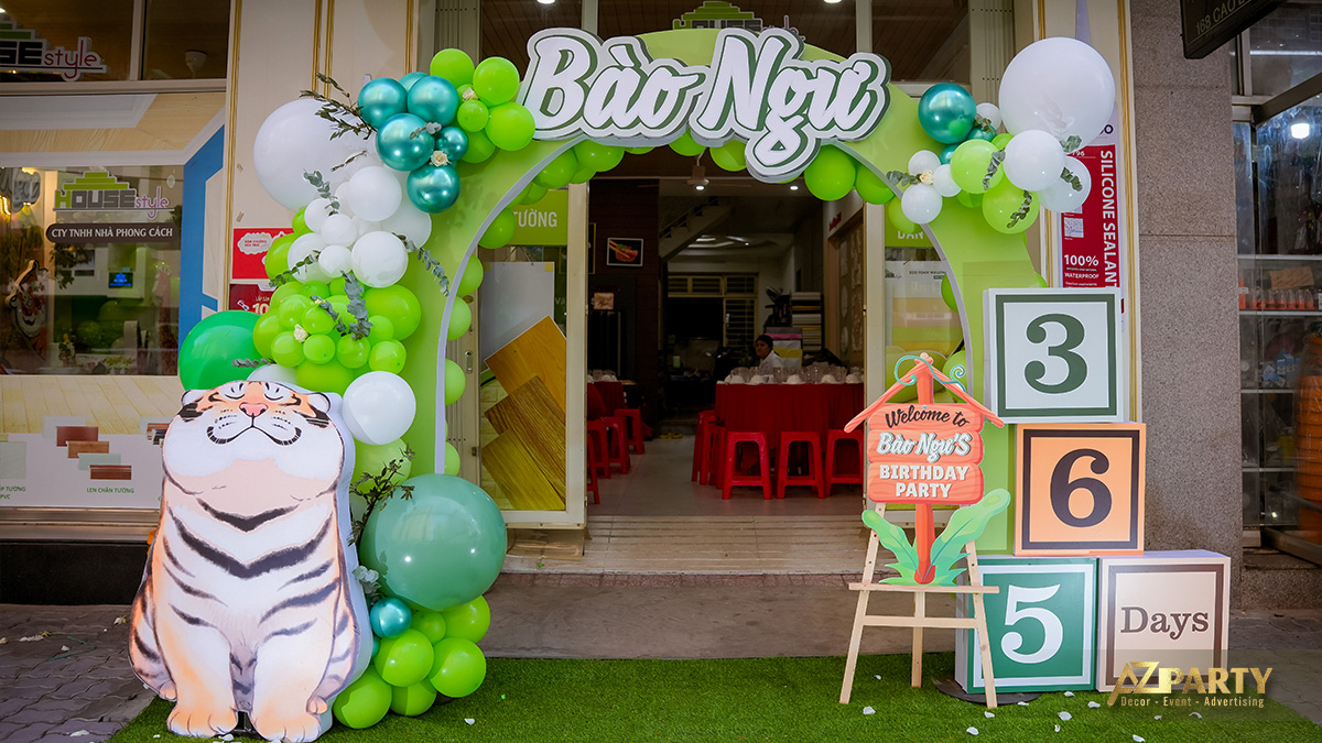 Bàn gallery trang trí tiệc thôi nôi đầy màu sắc và phụ kiện sinh động