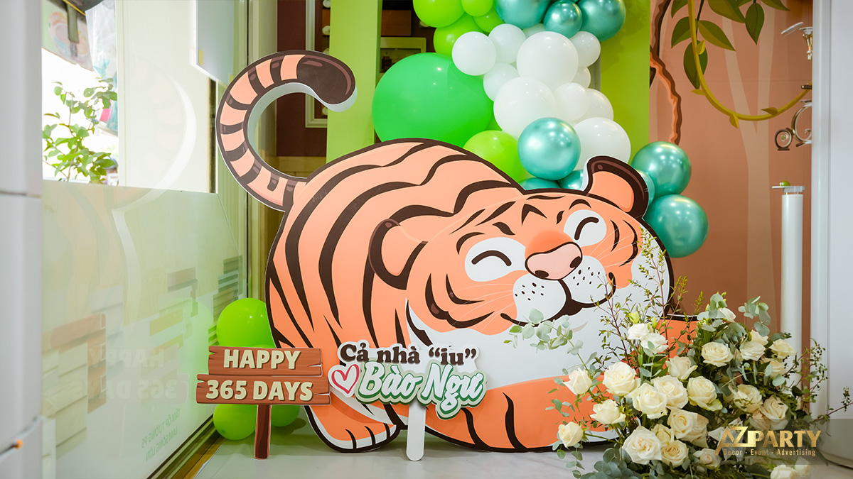 Chi tiết các phụ kiện decor ngộ nghĩnh trên bàn tiệc thôi nôi bé Bào Ngư
