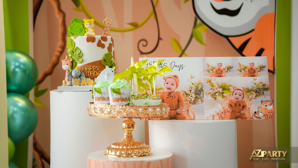 Khung ảnh lưu niệm đáng yêu của bé Đức Khang trên bàn gallery