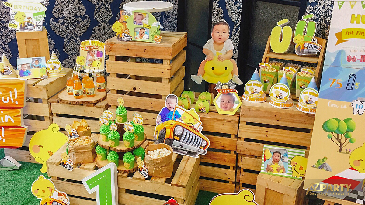 Mô hình trang trí ngộ nghĩnh và sinh động trên bàn tiệc của bé Gia Hưng
