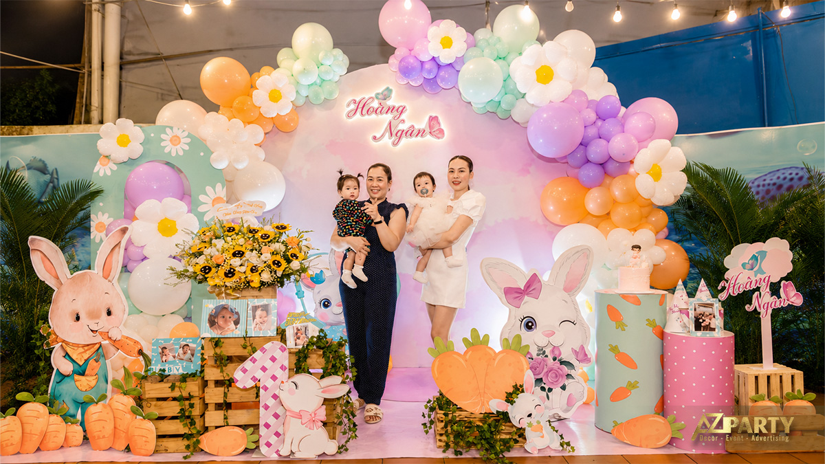 Bàn gallery thôi nôi được bày trí tinh tế với nhiều phụ kiện ngọt ngào