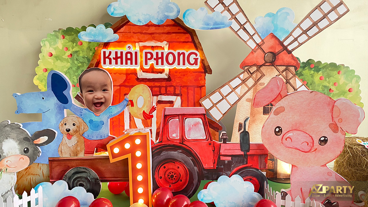 Backdrop trang trí thôi nôi ngộ nghĩnh và sinh động dành cho bé Khải Phong