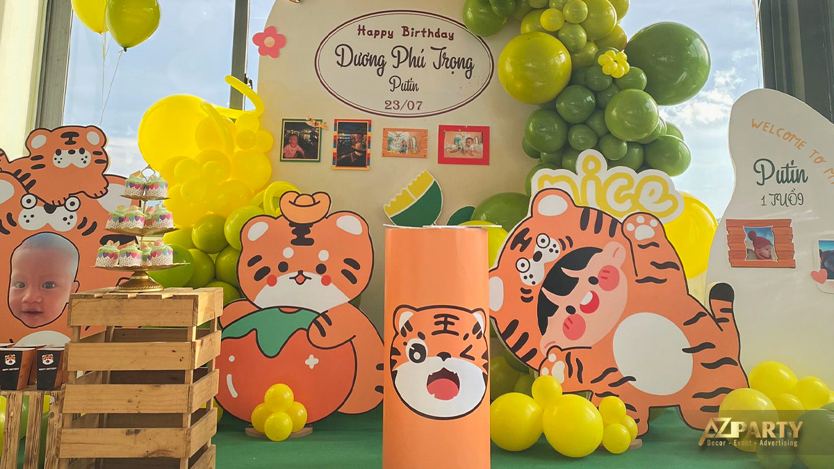 Bàn gallery thôi nôi được bày trí đáng yêu với nhiều phụ kiện tinh xảo