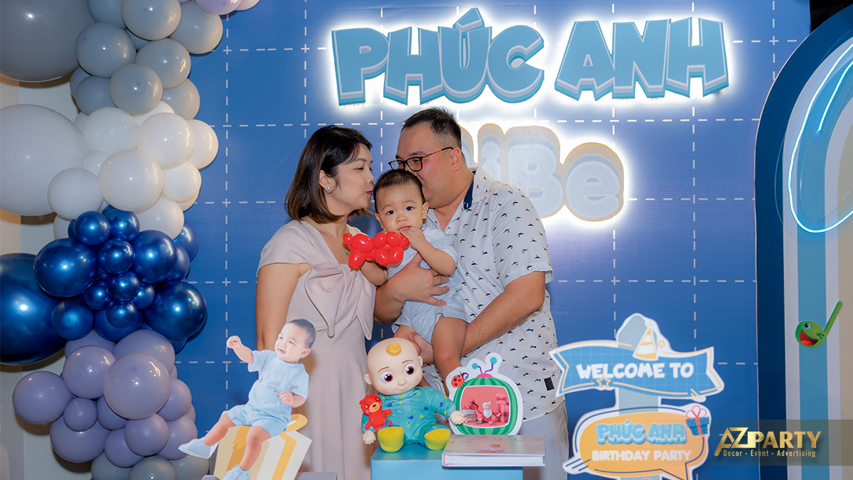Bàn gallery thôi nôi được bày trí đáng yêu với nhiều phụ kiện tinh xảo