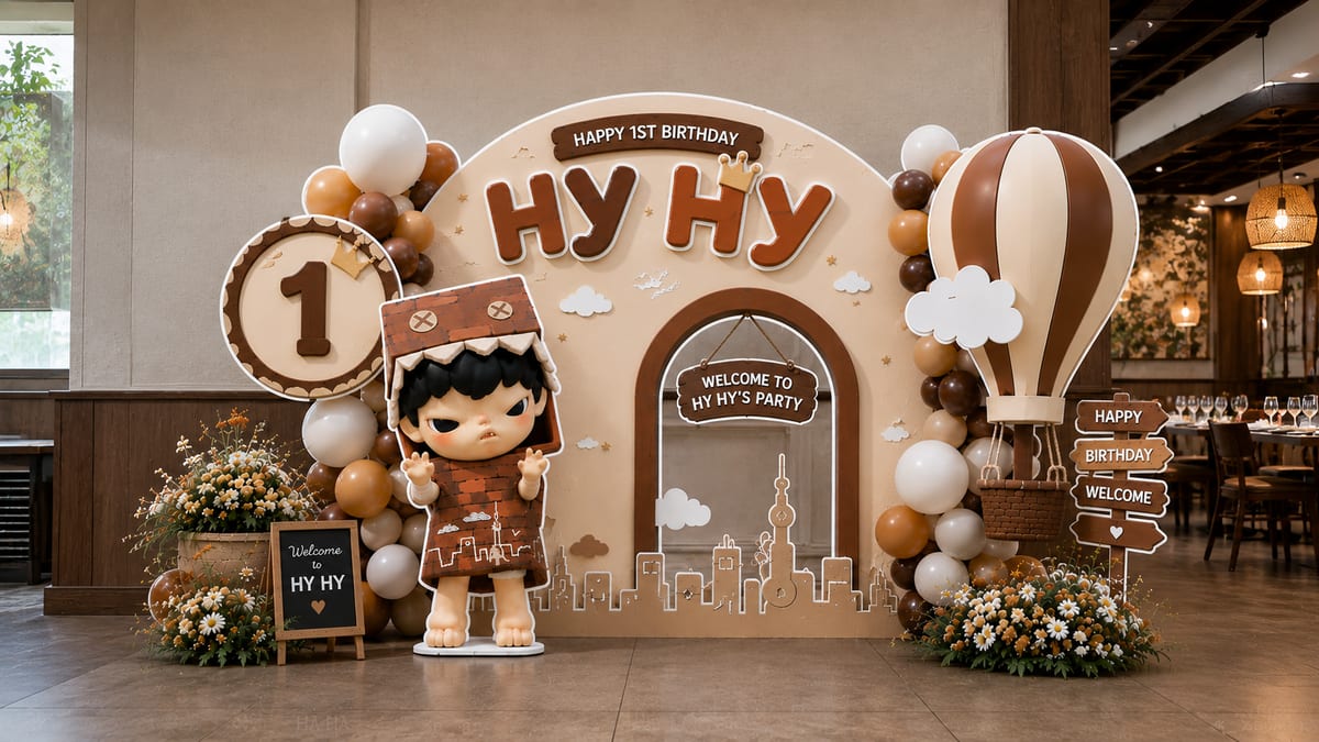 Mô hình chú gấu nâu nhồi bông ngộ nghĩnh ngồi tạo điểm nhấn trước phông nền tên bé