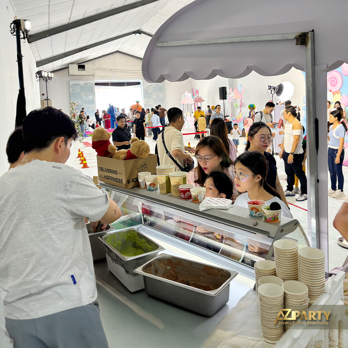 Quầy kem gelato với nhiều vị phục vụ gia đình nhân viên tại ngày hội ASW Family Day 2025